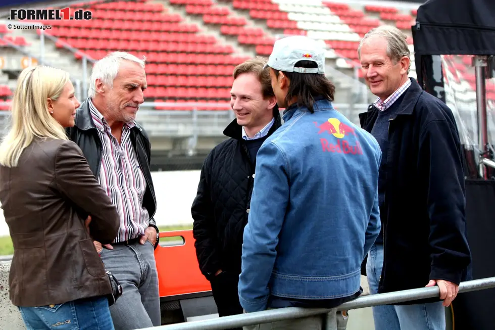 Foto zur News: 2005 steigt Red Bull in die Formel 1 ein. Dietrich Mateschitz kauft nach der Saison 2004 das angeschlagene Jaguar-Team und formiert daraus sein neues Team: Red Bull Racing. Helmut Marko wird zum Motorsport-Berater ernannt, Christian Horner zum Teamchef. Das Team startet mit David Coulthard und Christian Klien in die Debütsaison.