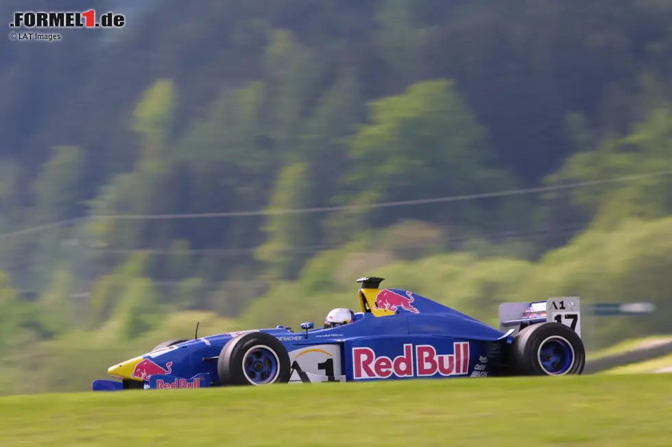 Foto zur News: Sein guter Ruf bleibt auch Red Bull nicht verborgen: Ende der 1990er-Jahre kommt Marko mit seinem Landsmann Dietrich Mateschitz in Kontakt, der mit Red Bull schon beim Sauber-Team in der Formel 1 als Sponsor engagiert ist. RSM Marko wird in der Formel 3000 ab 1999 zum offiziellen Juniorteam von Red Bull.