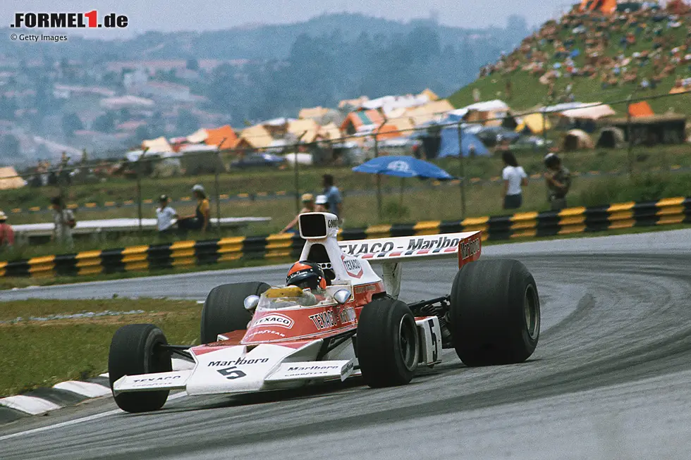 Foto zur News: Sao Paulo 1974 - Emerson Fittipaldi triumphiert auf heimischem Boden: Fittipaldi duelliert sich mit Ronnie Peterson und führt, als wegen eines heftigen Regenschauers abgebrochen wird. Aufgrund eines Fehlers der Rennleitung (Zielflagge zu früh geschwenkt) fahren Fittipaldi und Clay Regazzoni eine Runde mehr als alle anderen.