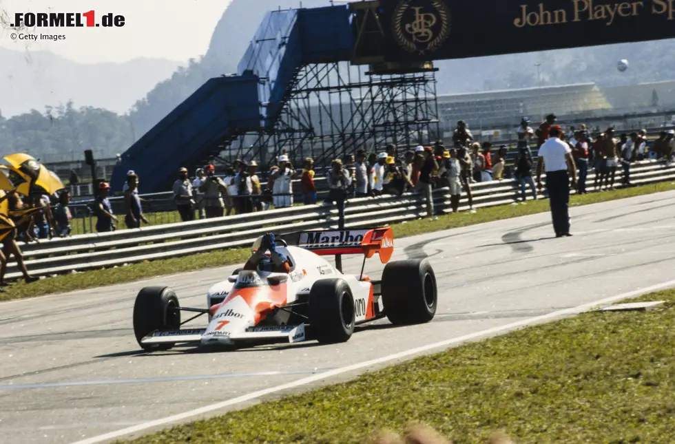 Foto zur News: Rio de Janeiro 1984 - Alain Prost wird von Teamkollege Lauda zum Sieg verholfen: Niki Lauda führt, fällt aber mit Elektrikdefekt aus. Derek Warwick liegt vorn, hat aber Aufhängungsschaden aufgrund einer vorherigen Kollision mit Lauda. Am Ende fährt Prost bequem zum Sieg.