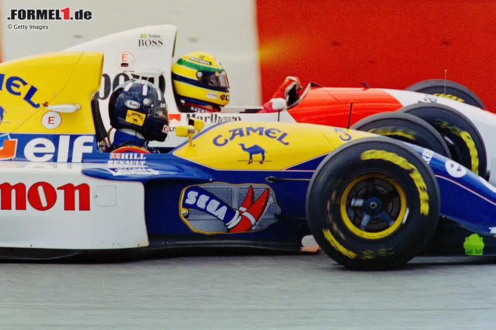 Foto zur News: Sao Paulo 1993 - Ayrton Senna glänzt bei Regen: Senna kassiert eine 10-Sekunden-Strafe für Überholen unter Gelb und liegt 48 Sekunden zurück. Dann setzt starker Regen ein. Alain Prost bleibt zu lange draußen und crasht. Senna entscheidet ein Duell mit Damon Hill für sich und holt den 100. McLaren-Sieg.