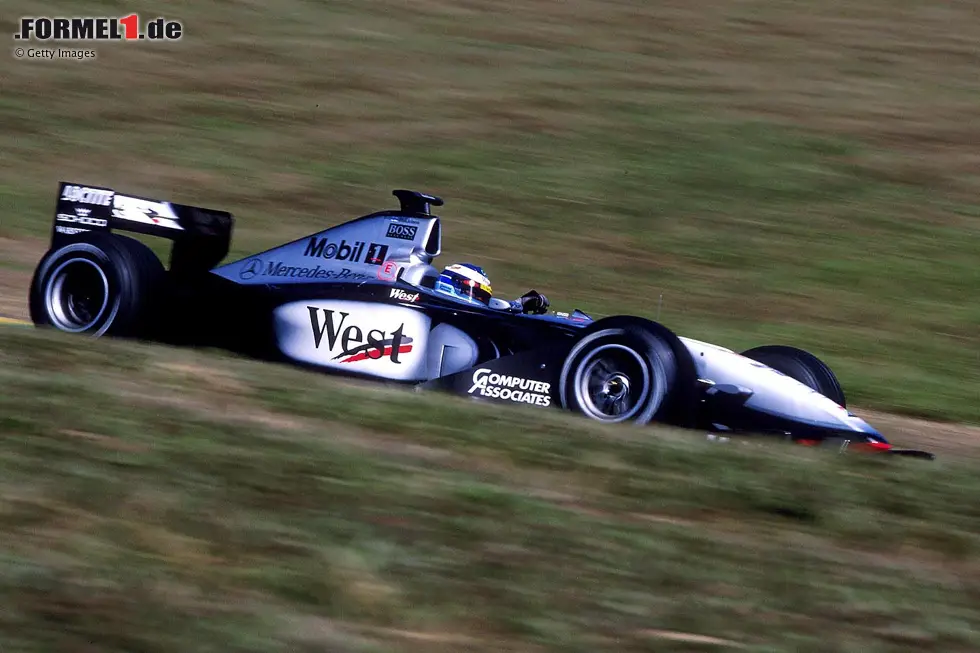 Foto zur News: Sao Paulo 1999 - Mika Häkkinen überwindet Zuverlässigkeitsprobleme: David Coulthard bleibt direkt im Grid stehen, Häkkinen verliert die Führung an Rubens Barrichello als er vorübergehend mit dem Getriebe zu kämpfen hat. Barrichello hat Motorschaden, Häkkinen überholt Michael Schumacher und gewinnt noch.