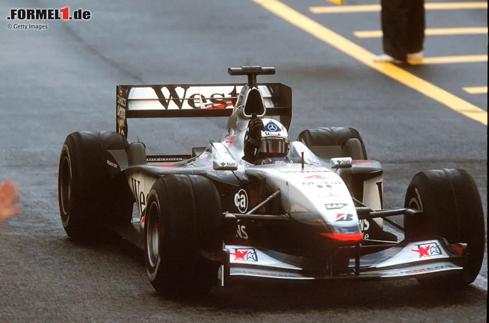 Foto zur News: Sao Paulo 2001 - David Coulthard nutzt Montoyas Pech: Juan Pablo Montoya dominiert. Der Williams-Rookie kämpft sich an Michael Schumacher vorbei an die Spitze, wird aber von Jos Verstappen gerammt und aus dem Rennen gerissen. Coulthard überholt Schumacher, übersteht einen Regenschauer und gewinnt.