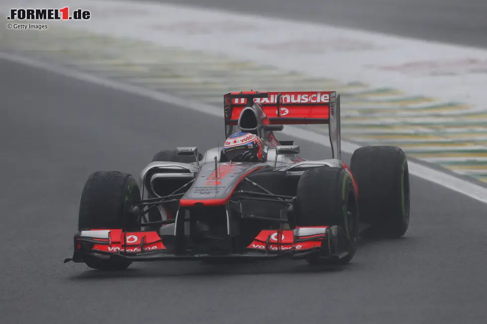 Foto zur News: Sao Paulo 2012 - Jenson Buttons Sieg beendet McLarens Erfolgsära: Der Brasilien-Grand-Prix 2012 markiert Buttons letzten Sieg überhaupt und McLarens letzten Sieg bis 2021. Nico Hülkenberg führt, kollidiert aber mit Lewis Hamilton. Button staubt ab und gewinnt, womit er Fernando Alonso den Sieg - und den WM-Titel - verwehrt.