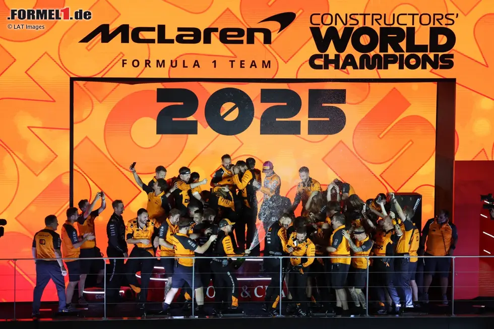 Foto zur News: In Singapur durfte das McLaren-Team schon einmal auf dem Podium feiern, doch den begehrten WM-Pokal gibt&#039;s erst am Ende des Jahres bei der traditionellen FIA-Gala.