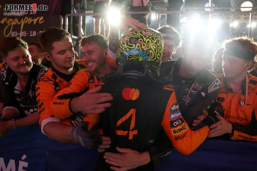 Dabei war in Singapur nicht einmal der Sieg erforderlich: Lando Norris landete als Dritter auf dem Podium, während Teamkollege Oscar Piastri unter dem Flutlicht als Vierter über die Ziellinie kommt. Foto zur News: Dabei war in Singapur nicht einmal der Sieg erforderlich: Lando Norris landete als Dritter auf dem Podium, während Teamkollege Oscar Piastri unter dem Flutlicht als Vierter über die Ziellinie kommt.