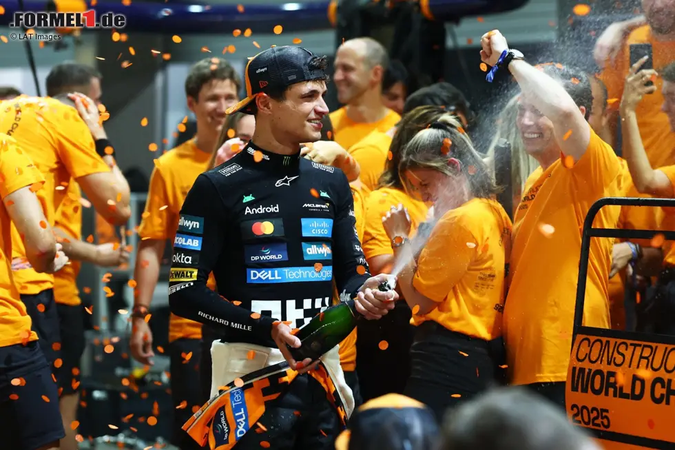 Foto zur News: Für Lando Norris ist der erneute WM-Erfolg für McLaren "einfach etwas Großartiges", doch sein großes Ziel bleibt der Titel in der Fahrer-WM. Dafür muss er sich gegen Teamkollege Oscar Piastri durchsetzen.