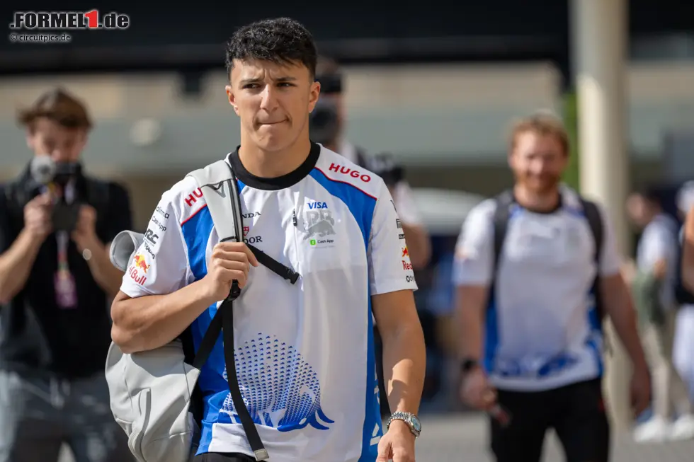 Foto zur News: Isack Hadjar (Redaktion: 3) - Bei uns reicht es ganz knapp zu einer besseren Note. Im Qualifying setzte er ein Highlight, im Rennen fiel er dann auf die Position zurück, auf die das Auto an diesem Wochenende eher gehörte. Hätte sich einen schöneren Abschied vom Team gewünscht.