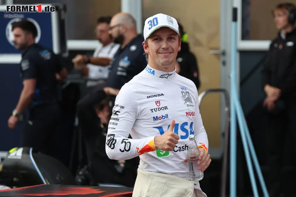 Foto zur News: Liam Lawson (Redaktion: 2) - Auch hier stimmen wir wieder zu. Für eine 1 war es uns etwas zu wenig, aber wenn man im Racing-Bulls-Auto im Qualifying in die Top 3 und im Rennen in die Top 5 fährt, war es sicher ein "gutes" Wochenende. Hat sich am Ende stark gegen die Autos hinter ihm verteidigt.
