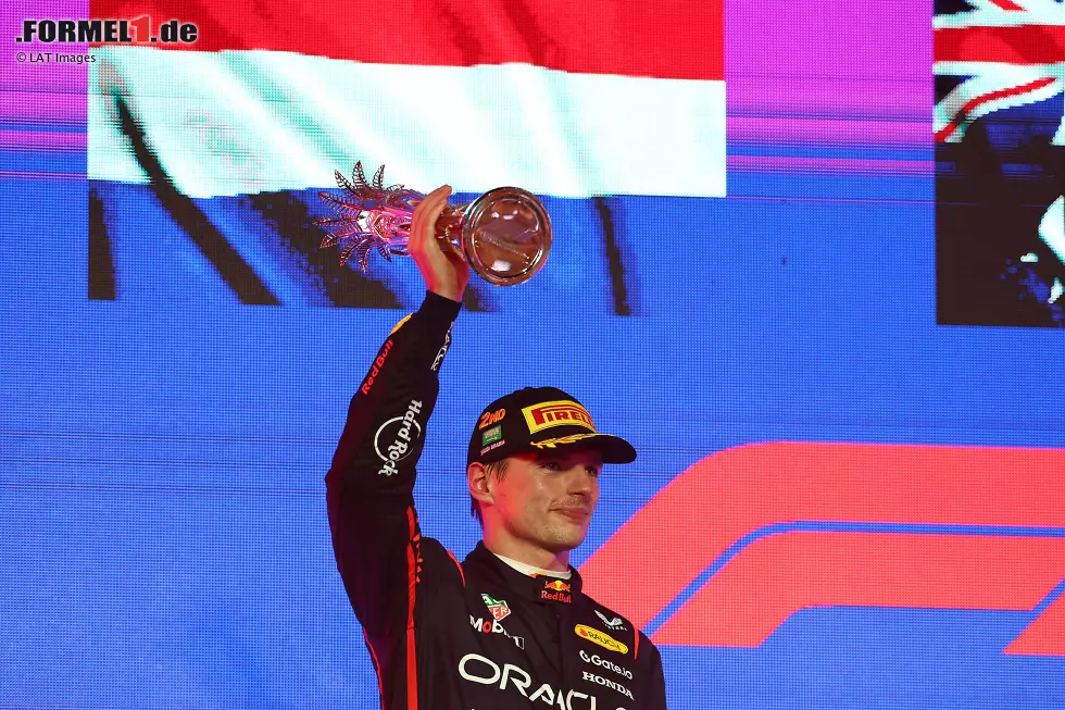 Max Verstappen (Redaktion: 2) - Ein Redakteur hätte sogar die 1 gegeben, die Mehrheit bemängelt allerdings ebenfalls den verlorenen Start, ohne den er das Rennen wohl gewonnen hätte. Davon abgesehen fehlerfrei, weshalb der Frust bei Red Bull über die Strafe nachvollziehbar ist. Foto zur News: Max Verstappen (Redaktion: 2) - Ein Redakteur hätte sogar die 1 gegeben, die Mehrheit bemängelt allerdings ebenfalls den verlorenen Start, ohne den er das Rennen wohl gewonnen hätte. Davon abgesehen fehlerfrei, weshalb der Frust bei Red Bull über die Strafe nachvollziehbar ist.