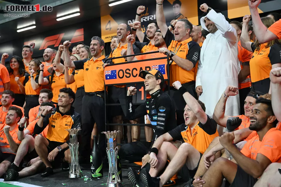 Oscar Piastri (Redaktion: 1) - Nicht alle Redakteure stimmen der 1 zu, weil er unter anderem im Qualifying im wohl schnellsten Auto nicht auf Pole fuhr. Gewann dafür aber den Start, machte im Rennen keine Fehler und zeigte ein starkes Überholmanöver gegen Hamilton. Das gibt am Ende den Ausschlag für die Bestnote. Foto zur News: Oscar Piastri (Redaktion: 1) - Nicht alle Redakteure stimmen der 1 zu, weil er unter anderem im Qualifying im wohl schnellsten Auto nicht auf Pole fuhr. Gewann dafür aber den Start, machte im Rennen keine Fehler und zeigte ein starkes Überholmanöver gegen Hamilton. Das gibt am Ende den Ausschlag für die Bestnote.