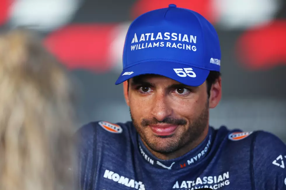 Foto zur News: Carlos Sainz (Redaktion: 2) - Ihn haben wir stärker gesehen, denn er schlug Albon im Qualifying und war auch im Rennen nicht langsamer. Der Unterschied war die Strategie, die bei Sainz nicht aufging. Er fiel deswegen zwischenzeitlich sogar aus den Top 10, kämpfte sich aber gut wieder in die Punkte zurück.