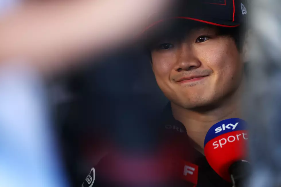 Foto zur News: Yuki Tsunoda (Redaktion: 4) - Bei ihm sind wir kritischer, weil der Crash gleich in der ersten schnellen Q1-Runde gar nicht geht. Das gesteht der Japaner auch selbst. Das Rennen war in der Tat solide, aber P10 ist natürlich insgesamt viel zu wenig, wenn der Teamkollege am Sonntag souverän gewinnt.