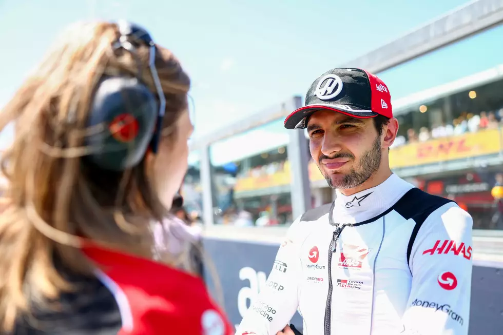 Foto zur News: Esteban Ocon (Redaktion: 4) - Das stimmt zwar, von uns bekommt der Franzose aber trotzdem einstimmig eine bessere Note, weil er zumindest keinen Crash oder anderen Blödsinn produzierte. Trotzdem natürlich ein Wochenende zum Vergessen.