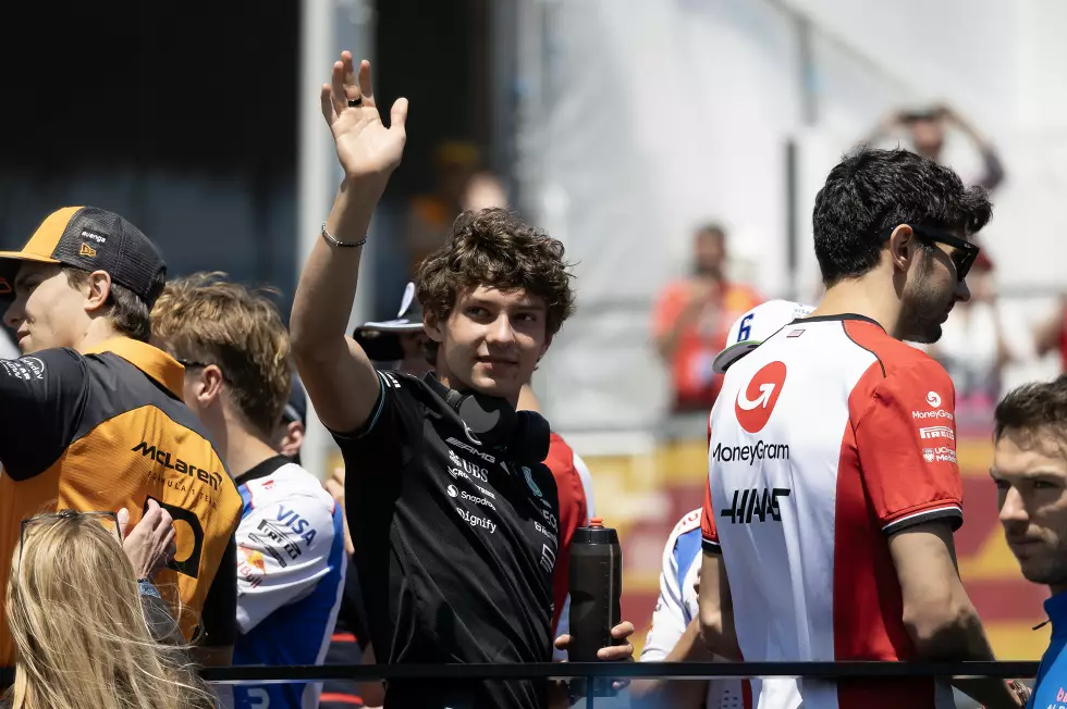 Foto zur News: Andrea Kimi Antonelli (Redaktion: 3) - Für uns bewegte sich der Italiener genau auf der Grenze zwischen 3 und 4. Spricht selbst von seinem schlechtesten Wochenende bislang, hatte im Rennen aber auch gleich ab dem Beginn mit einem technischen Problem zu kämpfen, das letztendlich zu seinem Aus führte. Daher sind wir am Ende gnädig.