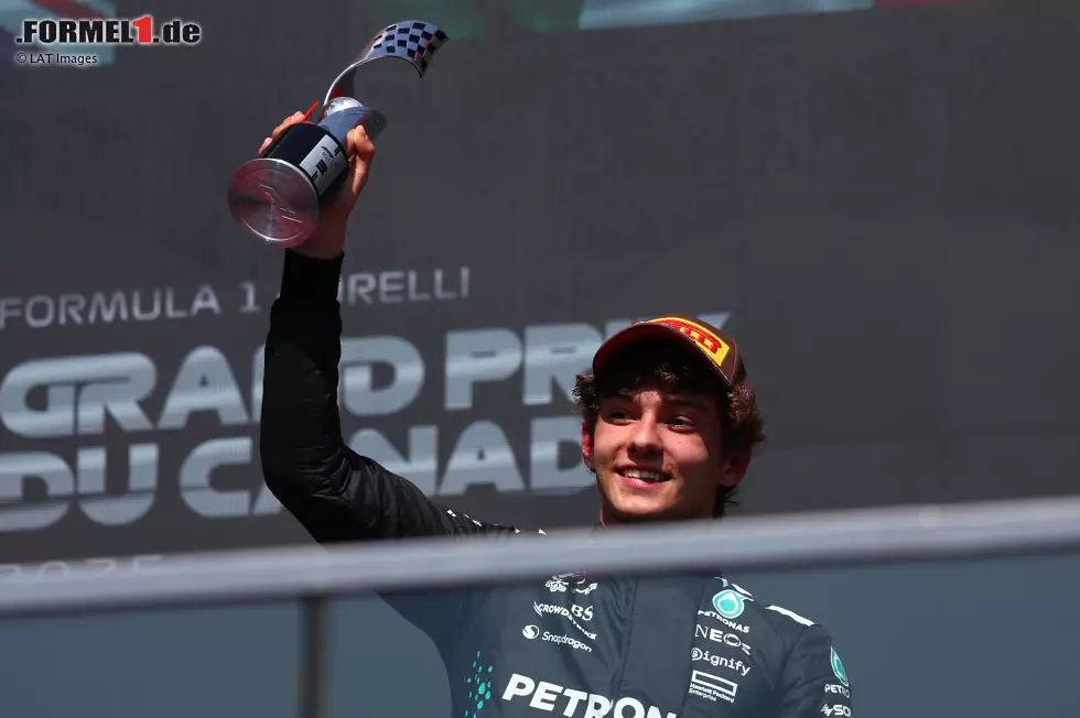 Andrea Kimi Antonelli (Redaktion: 2) - Auch bei uns hätte ein Redakteur die 1 gegeben. Die Mehrheit gibt aber "nur" eine 2, weil er eben doch im Schatten des Teamkollegen stand. Vor allem die halbe Sekunde, die ihm Russell im Qualifying aufdrückte, ist uns dann zu viel für die Bestnote. Foto zur News: Andrea Kimi Antonelli (Redaktion: 2) - Auch bei uns hätte ein Redakteur die 1 gegeben. Die Mehrheit gibt aber "nur" eine 2, weil er eben doch im Schatten des Teamkollegen stand. Vor allem die halbe Sekunde, die ihm Russell im Qualifying aufdrückte, ist uns dann zu viel für die Bestnote.