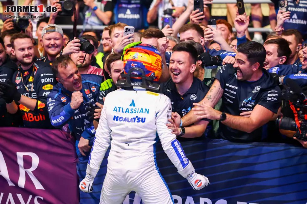 Foto zur News: Carlos Sainz (Redaktion: 1) - Das sehen wir auch so. Im Sprint bereits in den Punkten, im Rennen dann sogar auf dem Podium - und das auf einer "Angststrecke" von Williams. Hat Alexander Albon intern inzwischen klar den Rang abgelaufen und dürfte mit viel Selbstvertrauen in die neue Saison gehen.