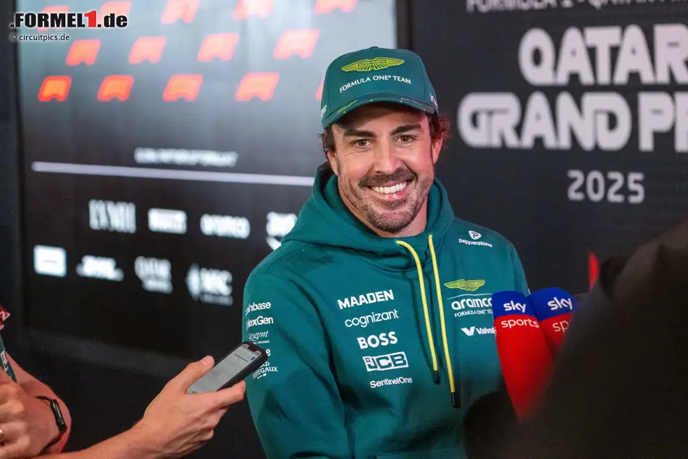 Foto zur News: Fernando Alonso (Redaktion: 3) - Auch wir ziehen den Dreher ab, deswegen reicht es bei uns auch nicht mehr zur 2. Dazu ein Fehler im Sprint, der ebenfalls eine Position kostete. Den Teamkollegen hatte er wieder einmal klar im Griff, aber da wäre noch etwas mehr möglich gewesen.