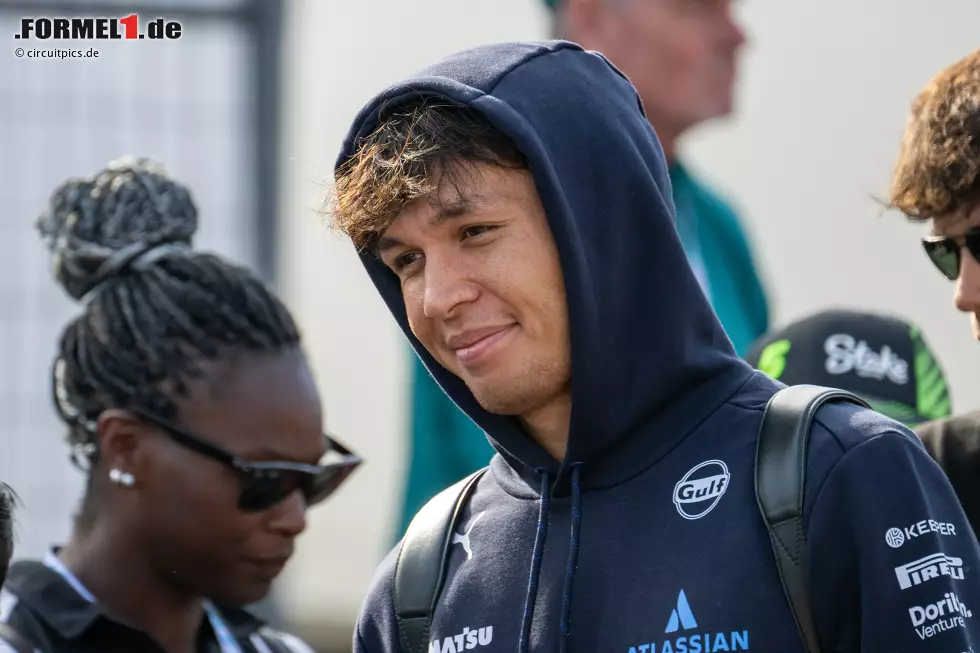 Foto zur News: Alexander Albon (Redaktion: 2) - Wir ziehen unter anderem das Qualifying ab, weshalb es bei uns nicht ganz zur Bestnote reicht. Im Rennen dann aber natürlich eine tolle Aufholjagd und als Siebter am Ende "Best of the Rest". Wichtige Punkte für Williams im Kampf um P5.