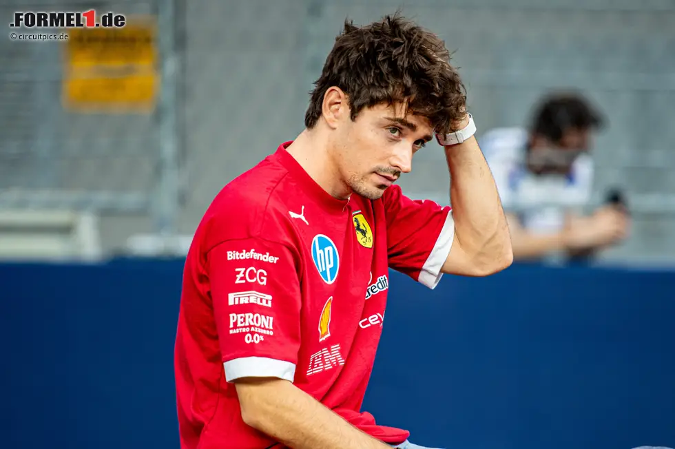 Foto zur News: Charles Leclerc (Redaktion: 3) - Hier geben auch wir einstimmig die 3. Highlight war sein guter Start, aber davon abgesehen kam an diesem Wochenende nicht viel. Im Qualifying hinter dem Teamkollegen, im Rennen musste er gleich ab der Anfangsphase die Bremsen managen. P6 ist am Ende Schadensbegrenzung.
