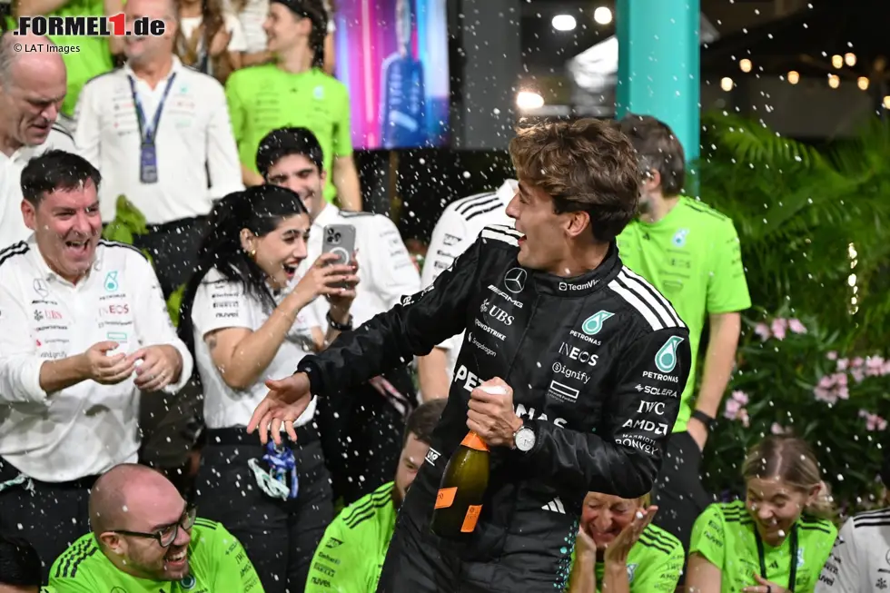 George Russell (Redaktion: 1) - Abziehen kann man höchstens den Crash im Training, doch der warf ihn auch nicht aus der Bahn. Fuhr im Qualifying gleich zwei Runden, die gut genug für die Pole gewesen wären. Im Rennen dann die ganze Zeit souverän an der Spitze. Ein völlig verdienter Sieg. Foto zur News: George Russell (Redaktion: 1) - Abziehen kann man höchstens den Crash im Training, doch der warf ihn auch nicht aus der Bahn. Fuhr im Qualifying gleich zwei Runden, die gut genug für die Pole gewesen wären. Im Rennen dann die ganze Zeit souverän an der Spitze. Ein völlig verdienter Sieg.