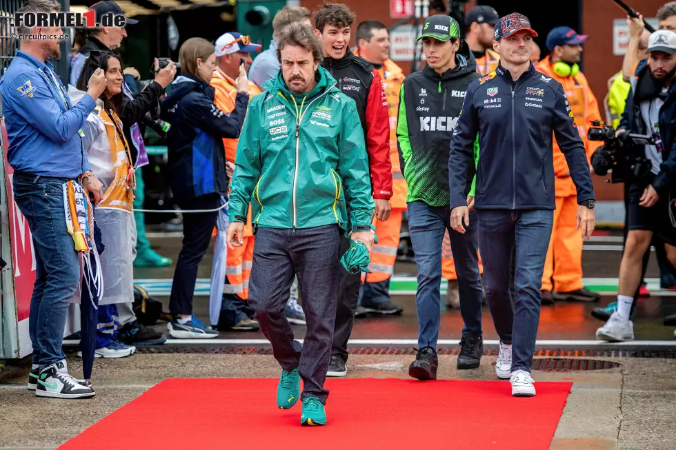 Fernando Alonso (Redaktion: 4) - Wir stimmen zu. Aston Martin war am ganzen Wochenende nicht wirklich konkurrenzfähig, sodass sich auch Alonso nicht für eine bessere Note empfehlen konnte. Auch die Zweistoppstrategie ging am Ende nicht auf. Foto zur News: Fernando Alonso (Redaktion: 4) - Wir stimmen zu. Aston Martin war am ganzen Wochenende nicht wirklich konkurrenzfähig, sodass sich auch Alonso nicht für eine bessere Note empfehlen konnte. Auch die Zweistoppstrategie ging am Ende nicht auf.