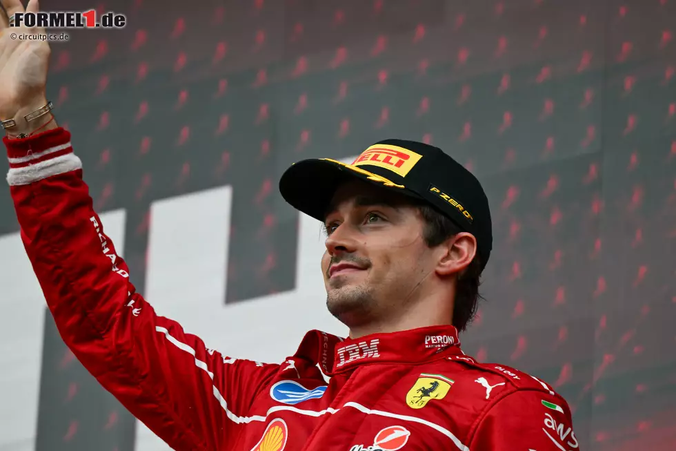 Foto zur News: Charles Leclerc (Redaktion: 2) - Auch bei uns hätten einige Redakteure die Bestnote gegeben. Am Ende geht es für ihn aber knapp an der 1 vorbei, weil uns "das Besondere" fehlte, das wir immer fordern. Trotzdem natürlich eine gute Leistung, auch weil er Verstappen bis zum Ende hinter sich halten konnte.