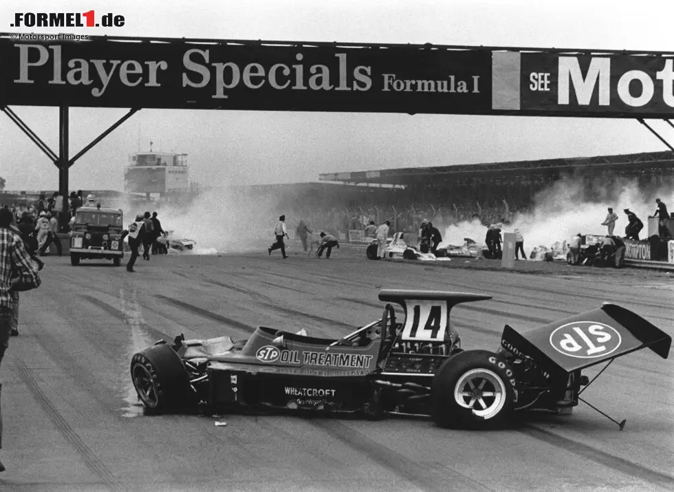 Foto zur News: ... und löste einen Massencrash mit neun Autos aus. McLaren-Boss Phil Kerr brachte Scheckter heimlich von der Strecke, um ihn vor einem wütenden John Surtees zu schützen, der alle drei seiner Werksautos verloren hatte.
