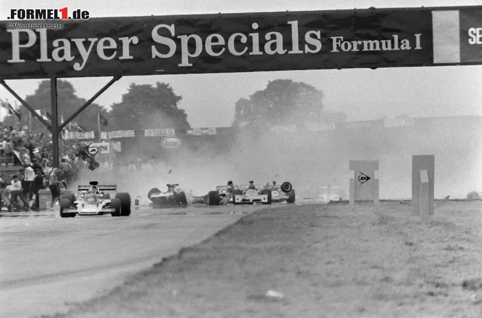 Foto zur News: Jody Scheckter fuhr beim Großbritannien-GP erst sein viertes Formel-1-Rennen und ging dabei etwas übermütig zur Sache:  Von Startplatz sechs stürmte der Südafrikaner nach vorne und attackierte Teamkollege Hulme. Dabei verlor er die Kontrolle ...