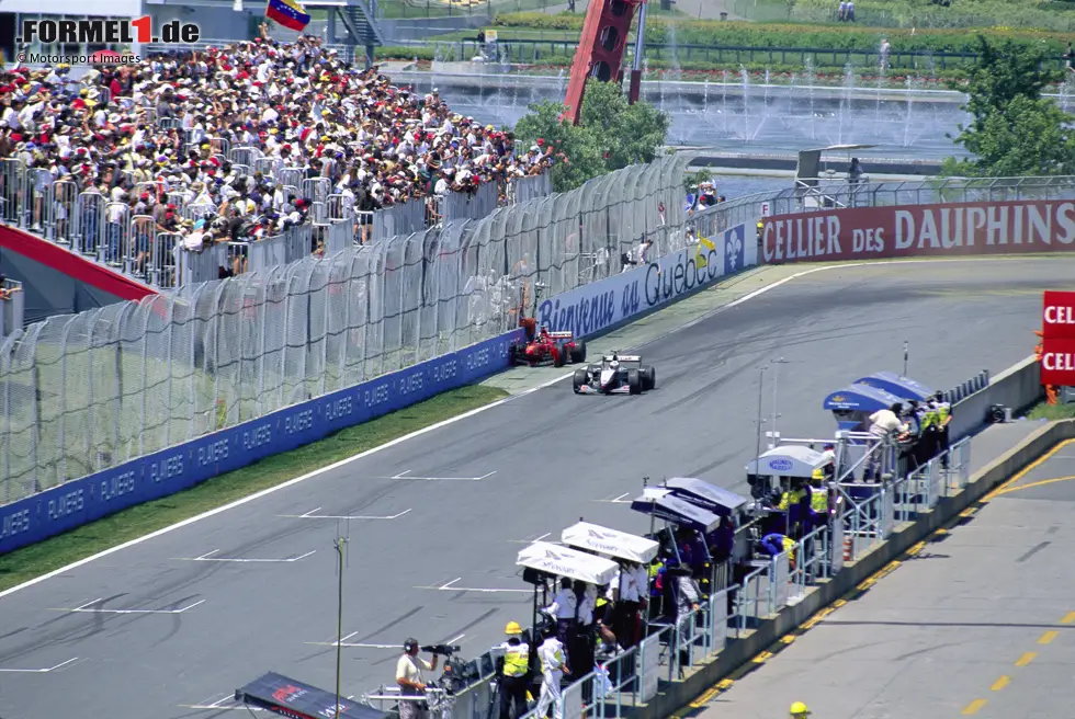 Foto zur News: Auch ein siebenfacher Weltmeister bleibt von der legendären "Wall of Champions" in Montreal, die ihren Namen aus gutem Grund trägt, nicht verschont: In der 29. Runde des Kanada-GP 1999 kracht Michael Schumacher in Führung liegend in die Mauer und fällt aus.