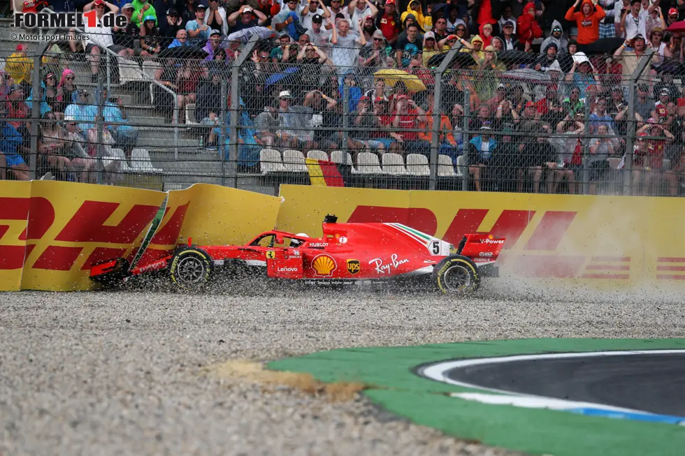 Foto zur News: Sebastian Vettel hat den Sieg bei seinem Heim-Grand-Prix in Hockenheim 2018 schon vor Augen: Der Ferrari-Pilot führt das Rennen souverän an, als er bei einsetzendem Regen von der Strecke rutscht und einschlägt. Ein möglicher Wendepunkt in der Saison, die Vettel als Vizeweltmeister beendet.