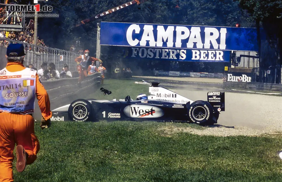 Foto zur News: McLaren-Pilot Mika Häkkinen hat beim Großen Preis von Italien 1999 in Monza eigentlich alles unter Kontrolle, als er in der 30. Runde versehentlich in den ersten statt in den zweiten Gang schaltet. Der Finne dreht sich ins Kiesbett ...