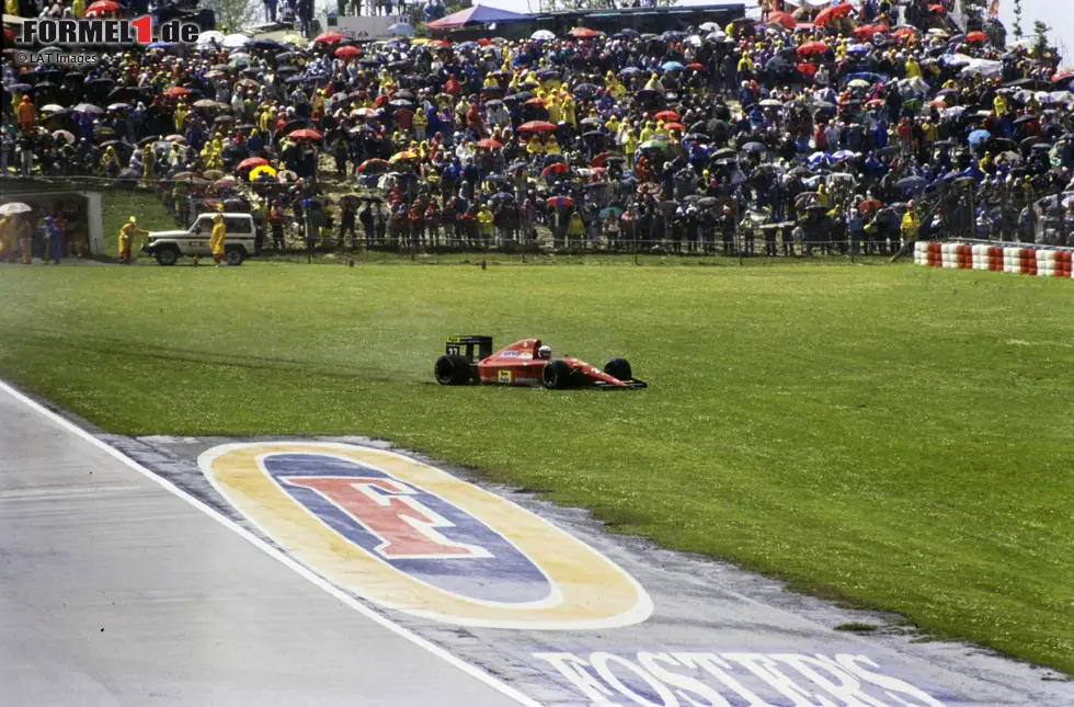 Foto zur News: Auch ein (damals noch) dreimaliger Weltmeister ist nicht unfehlbar: Alain Prost rutscht beim Großen Preis von San Marino 1991 bereits in der Einführungsrunde von der Strecke und bleibt mit seinem Ferrari im nassen Gras stecken. Der Franzose kann das Rennen gar nicht erst starten.