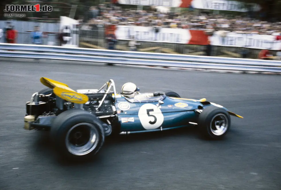 Foto zur News: Jack Brabham sah beim Monaco-Grand-Prix im Jahr 1970 eigentlich schon wie der sichere Sieger aus, doch in der letzten Runde des Rennens leistete sich der dreifache Weltmeister einen Fauxpas: Bei einem Überrundungsmanöver bremste Brabham auf der schmutzigen Linie und krachte geradeaus in die Leitplanken. Der Sieg war verloren.