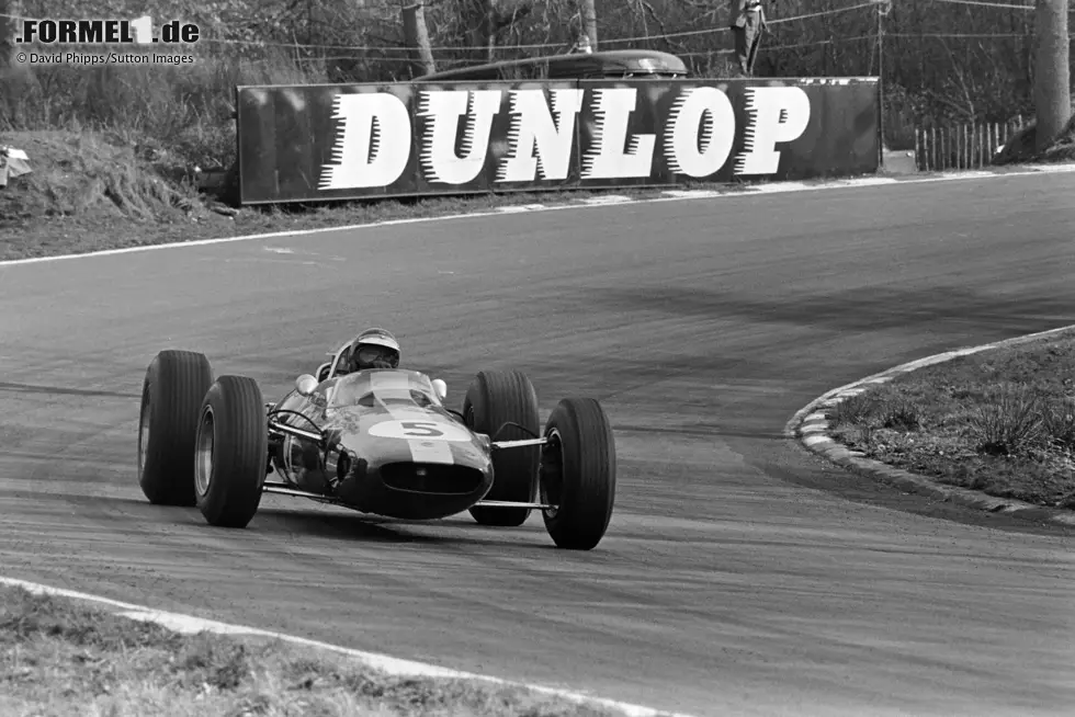 Foto zur News: Jim Clark war für seine Perfektion bekannt, doch beim "Race of Champions" 1965 in Brands Hatch (England) erlaubte sich der Lotus-Pilot einen seltenen Fehler: Im Duell mit Dan Gurney rutschte Clark ins Gras und prallte gegen einen Erdwall. Ein Unfall, den er nicht verstehen konnte.