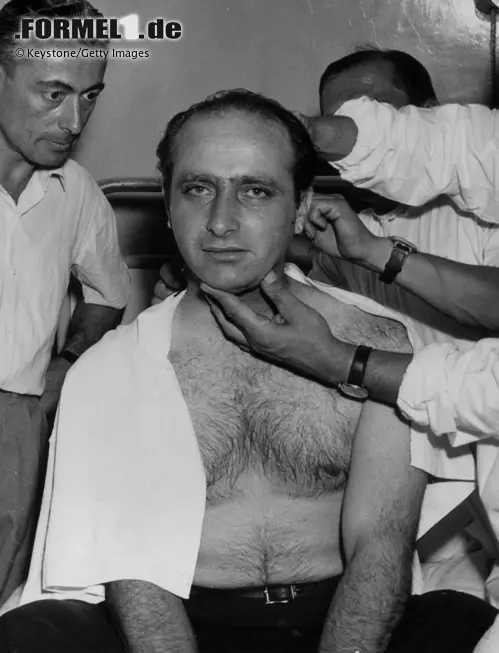 Foto zur News: Juan Manuel Fangio nahm in der Saison 1952 nach einer schlaflosen Anreise am Italien-GP in Monza teil: Schon in der zweiten Runde verunfallte der Argentinier und brach sich den Nacken. Er schwor sich danach, nie wieder in übermüdetem Zustand anzutreten.