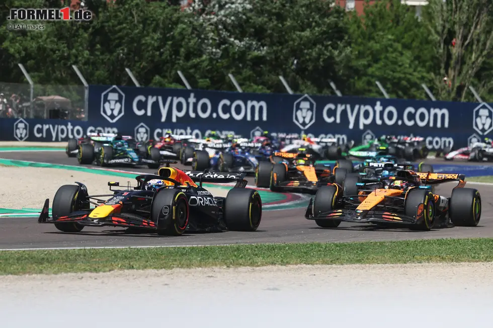 Foto zur News: Emilia-Romagna: Piastri schnappt sich in Imola zwar die Pole, allerdings lässt sich der WM-Leader beim Start von Max Verstappen überrumpeln, der zum ungefährdeten Sieg fährt. Doch anstatt wenigstens den zweiten Platz zu sichern ...