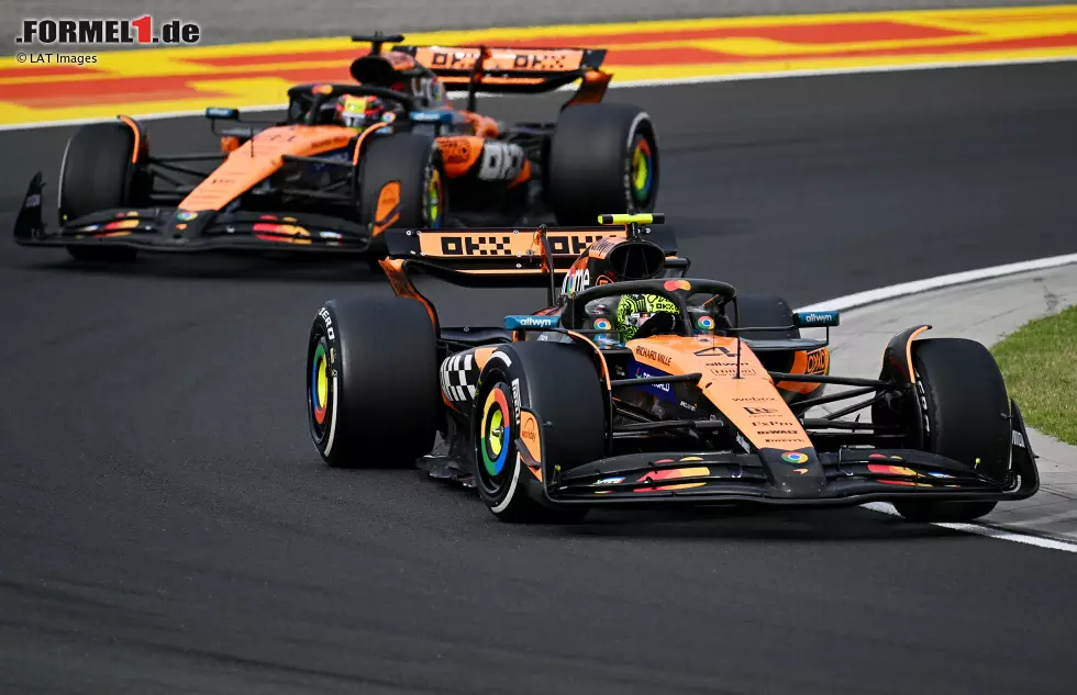 Foto zur News: Ungarn: Piastri startet hinter Überraschungsmann Charles Leclerc von der zweiten Position und hat damit gute Chancen auf den Sieg. Doch Norris wählt nach einem verpatzten Start eine Einstoppstrategie und geht damit in Führung ...