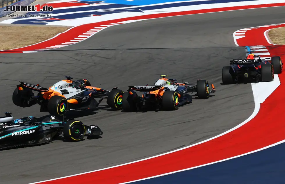 Foto zur News: Austin: Im Sprint kommt es in der ersten Kurve zum Unfall. Zwar bewertet die Rennleitung den Vorfall als Rennunfall, doch eine Teilschuld von Piastri lässt sich nicht leugnen. Der Australier will einen "Switchback" versuchen, um Norris zu überholen und zieht dabei direkt vor das Auto von Nico Hülkenberg, der ihn trifft und aushebelt ...