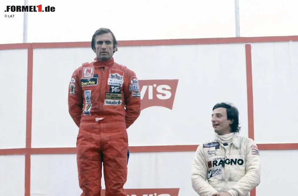 Foto zur News: Carlos Reutemann (links) steht zwischen Italien 1980 und Belgien 1981 achtmal in Folge auf dem Podium. Beim Großen Preis von Monaco 1981 muss der Williams-Pilot vorzeitig aufgeben, womit die Podestserie endet.