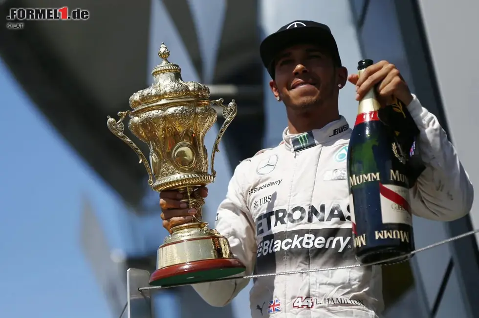 Foto zur News: Der Fahrer mit den zweitmeisten Podestplätzen in Folge ist Lewis Hamilton. Der Brite feiert zwischen Italien 2014 und Großbritannien 2015 insgesamt 16 Podien. Die Serie endet in Ungarn 2015, als Hamilton mit Daniel Ricciardo (Red Bull) kollidiert und den Frontflügel wechseln muss. Hamilton schafft auch eine Serie mit zehn Podestplätzen.