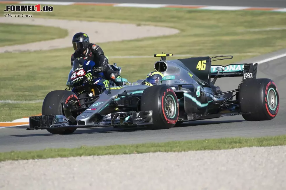 Im Dezember 2019 sitzt Rossi dann doch noch einmal in einem Formel-1-Auto. Im Rahmen eines PR-Events tauscht er mit Lewis Hamilton und fährt dessen Mercedes-AMG W08, Titelauto von 2017. Foto zur News: Im Dezember 2019 sitzt Rossi dann doch noch einmal in einem Formel-1-Auto. Im Rahmen eines PR-Events tauscht er mit Lewis Hamilton und fährt dessen Mercedes-AMG W08, Titelauto von 2017.