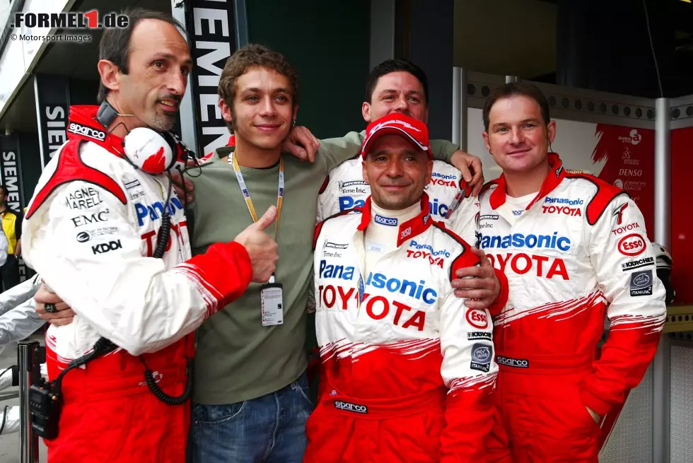 Rossis Anwesenheit - hier mit dem Toyota-Team - sorgt für großes Medieninteresse und befeuert Spekulationen, dass Ferrari ihn als möglichen zukünftigen Fahrer in Betracht ziehen könnte. Foto zur News: Rossis Anwesenheit - hier mit dem Toyota-Team - sorgt für großes Medieninteresse und befeuert Spekulationen, dass Ferrari ihn als möglichen zukünftigen Fahrer in Betracht ziehen könnte.