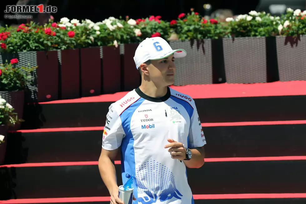 Isack Hadjar (Redaktion: 3) - Erneute Zustimmung. War das ganze Wochenende über hinter seinem Teamkollegen und kam im neunten gemeinsamen Rennen erstmals hinter Lawson ins Ziel. Sagt selbst, dass er ohne den Schaden trotzdem gepunktet hätte. Foto zur News: Isack Hadjar (Redaktion: 3) - Erneute Zustimmung. War das ganze Wochenende über hinter seinem Teamkollegen und kam im neunten gemeinsamen Rennen erstmals hinter Lawson ins Ziel. Sagt selbst, dass er ohne den Schaden trotzdem gepunktet hätte.