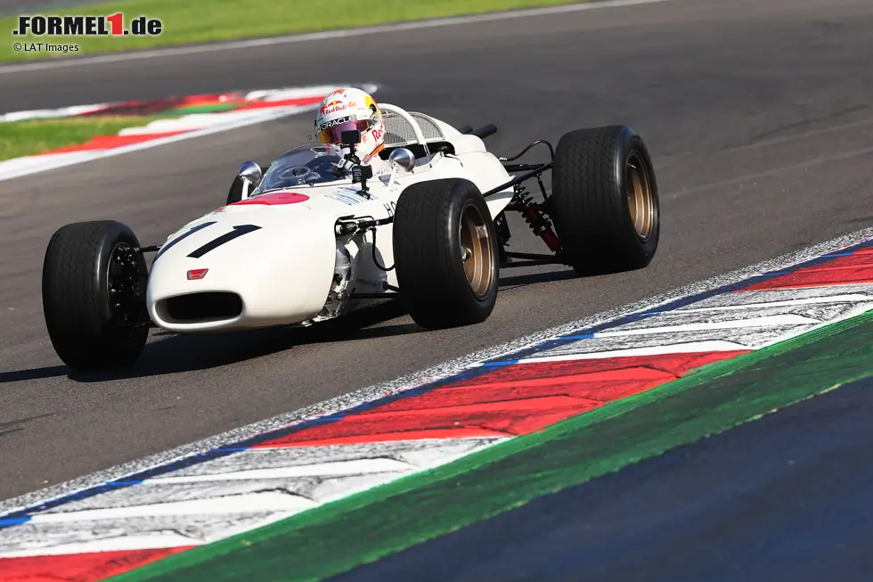 Motorsportliche Zeitreise für Yuki Tsunoda im Rahmen des Grand Prix von Mexiko-Stadt 2025: Der Red-Bull-Pilot drehte ein paar Showrunden mit dem Honda RA272 aus dem Jahr 1965. Foto zur News: Motorsportliche Zeitreise für Yuki Tsunoda im Rahmen des Grand Prix von Mexiko-Stadt 2025: Der Red-Bull-Pilot drehte ein paar Showrunden mit dem Honda RA272 aus dem Jahr 1965.