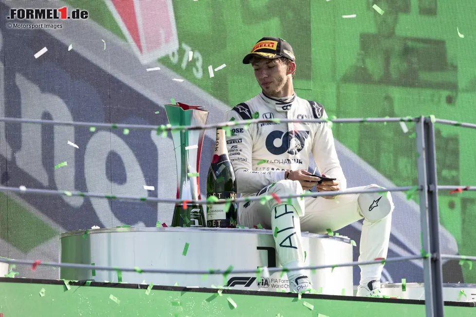 ... nach zwölf Rennen ohne Podestplatz zurück zu Toro Rosso geschickt wird. Mit dem Team aus Faenza gewinnt er 2020 völlig überraschend den Grand Prix in Monza und kann seine Karriere mit guten Leistungen noch einmal retten. 2023 heuert er bei Alpine an, wo es zu weiteren Podestplätzen reicht. Foto zur News: ... nach zwölf Rennen ohne Podestplatz zurück zu Toro Rosso geschickt wird. Mit dem Team aus Faenza gewinnt er 2020 völlig überraschend den Grand Prix in Monza und kann seine Karriere mit guten Leistungen noch einmal retten. 2023 heuert er bei Alpine an, wo es zu weiteren Podestplätzen reicht.