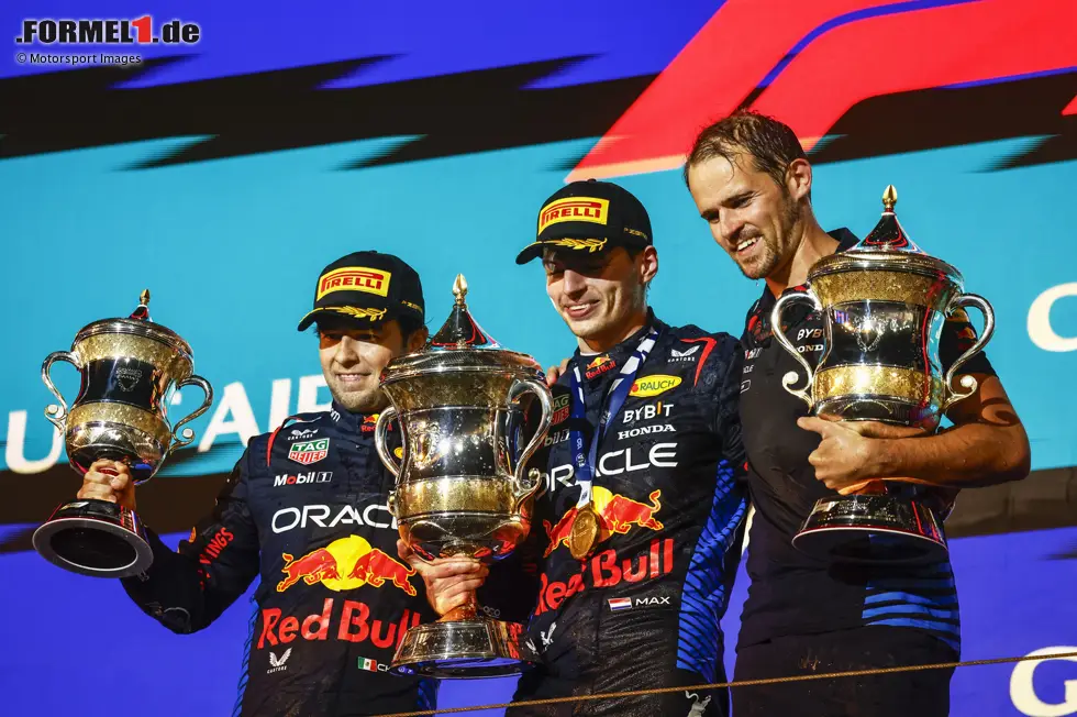 Foto zur News: Sergio Perez (Red Bull / 2021-2024): Vier Jahre hält es der Mexikaner an der Seite von Verstappen aus - und damit länger als jeder andere Teamkollege. Er gewinnt fünf Rennen für die Bullen und wird 2023 sogar Vizeweltmeister. Doch 2024 zeigt auch seine Formkurve nach unten. Während Verstappen zum vierten Mal in Folge Weltmeister wird, ...