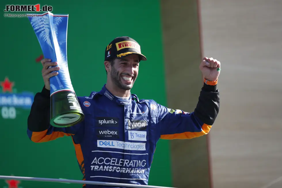 ... die "Flucht" vor Verstappen zahlt sich nicht aus. Bei Renault bleibt er sieglos, mit McLaren gewinnt er 2021 noch ein letztes Mal, bevor das Team ihn nach der Saison 2022 vor Ablauf seines Vertrages vor die Tür setzt. 2023 versucht er, seine Karriere bei AlphaTauri noch einmal in Fahrt zu bringen, doch Ende 2024 ist endgültig Schluss. Foto zur News: ... die "Flucht" vor Verstappen zahlt sich nicht aus. Bei Renault bleibt er sieglos, mit McLaren gewinnt er 2021 noch ein letztes Mal, bevor das Team ihn nach der Saison 2022 vor Ablauf seines Vertrages vor die Tür setzt. 2023 versucht er, seine Karriere bei AlphaTauri noch einmal in Fahrt zu bringen, doch Ende 2024 ist endgültig Schluss.