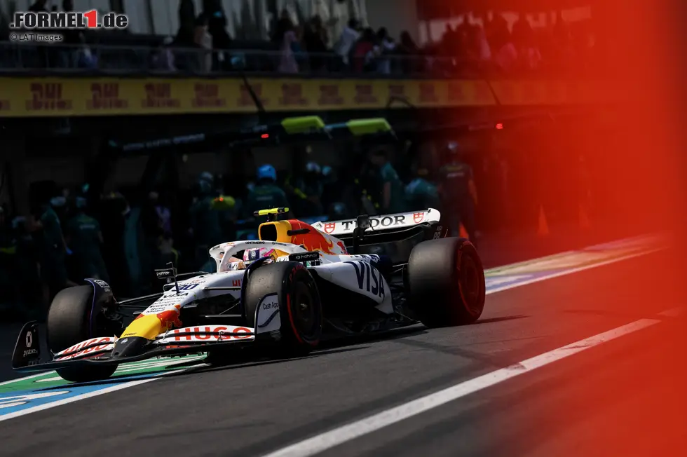 Foto zur News: ... er zurück zu den Racing Bulls geschickt wird. Seine Red-Bull-Bilanz: zwei Grand-Prix-Rennen, ein Sprint, null Punkte. Auch in Faenza tut er sich nach seiner Rückkehr schwer, bekommt im Laufe des Jahres aber halbwegs die Kurve und fährt zumindest noch einige Male in die Punkte.