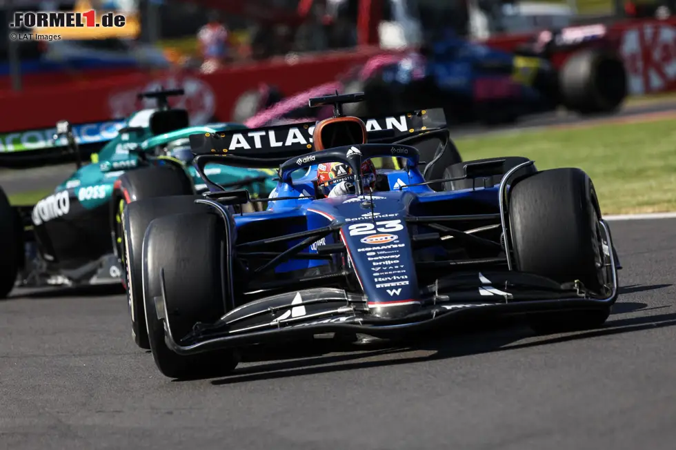 ... durch Sergio Perez ersetzt. Albon verbringt ein Jahr auf der Red-Bull-Ersatzbank, bevor er 2022 bei Williams anheuert. Im damals wohl schlechtesten Team in der Startaufstellung reicht es zumindest zu einigen Achtungserfolgen, weshalb Albon bei Williams bis heute fest im Sattel sitzt. Die ganz großen Erfolge bleiben bislang aber aus. Foto zur News: ... durch Sergio Perez ersetzt. Albon verbringt ein Jahr auf der Red-Bull-Ersatzbank, bevor er 2022 bei Williams anheuert. Im damals wohl schlechtesten Team in der Startaufstellung reicht es zumindest zu einigen Achtungserfolgen, weshalb Albon bei Williams bis heute fest im Sattel sitzt. Die ganz großen Erfolge bleiben bislang aber aus.